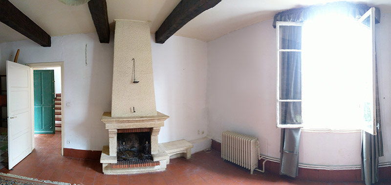 Salon avec foyer de cheminée